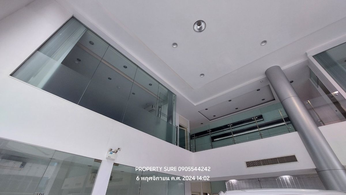 For RentShowroomRama9, Petchburi, RCA : Car showroom for rent with 3-storey office building, on Rama 9 Road, in the heart of Rama 9 business district.