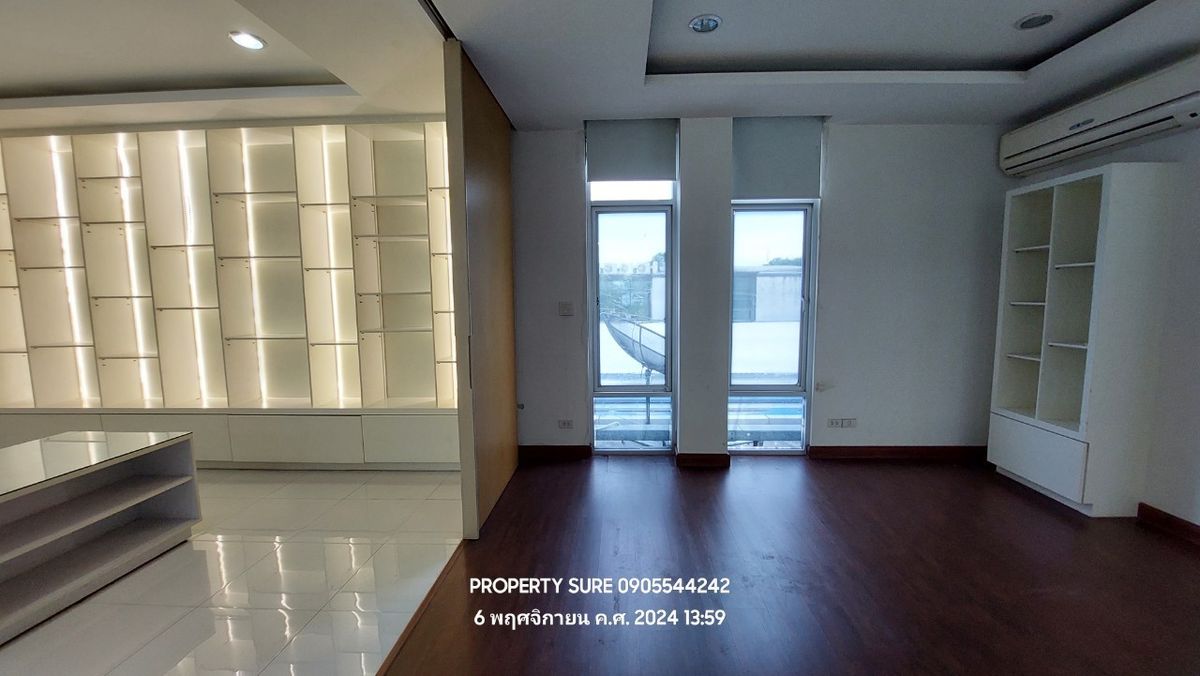 For RentShowroomRama9, Petchburi, RCA : Car showroom for rent with 3-storey office building, on Rama 9 Road, in the heart of Rama 9 business district.