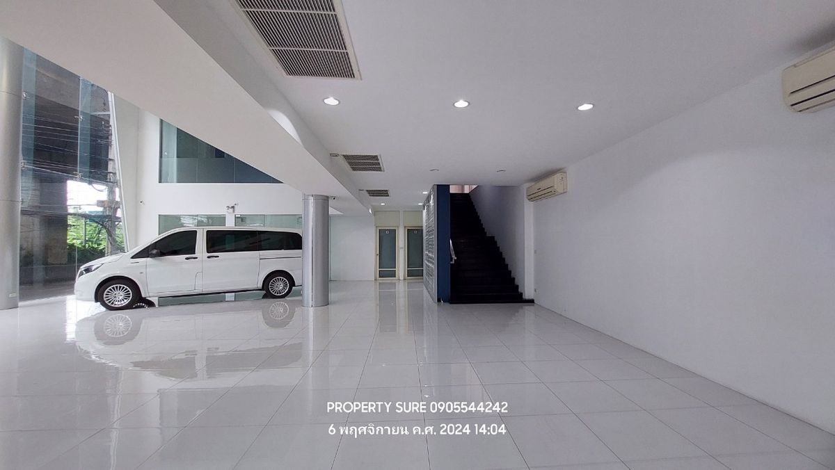For RentShowroomRama9, Petchburi, RCA : Car showroom for rent with 3-storey office building, on Rama 9 Road, in the heart of Rama 9 business district.