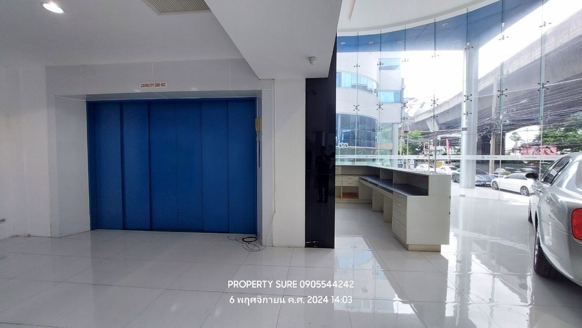 For RentShowroomRama9, Petchburi, RCA : Car showroom for rent with 3-storey office building, on Rama 9 Road, in the heart of Rama 9 business district.