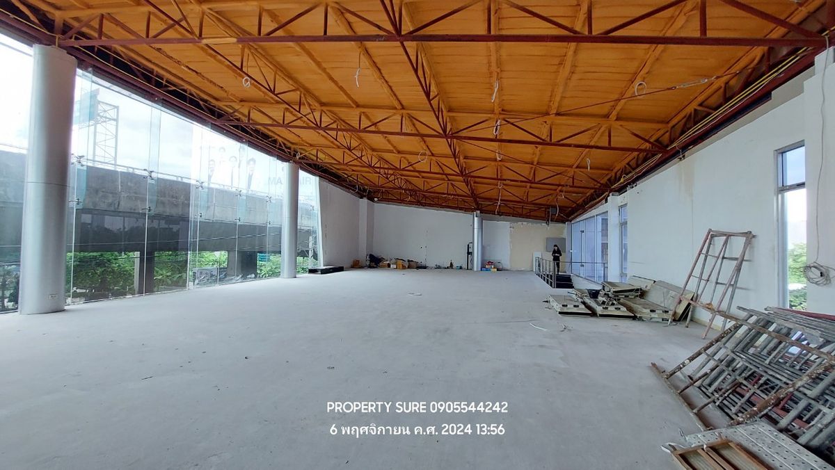 For RentShowroomRama9, Petchburi, RCA : Car showroom for rent with 3-storey office building, on Rama 9 Road, in the heart of Rama 9 business district.