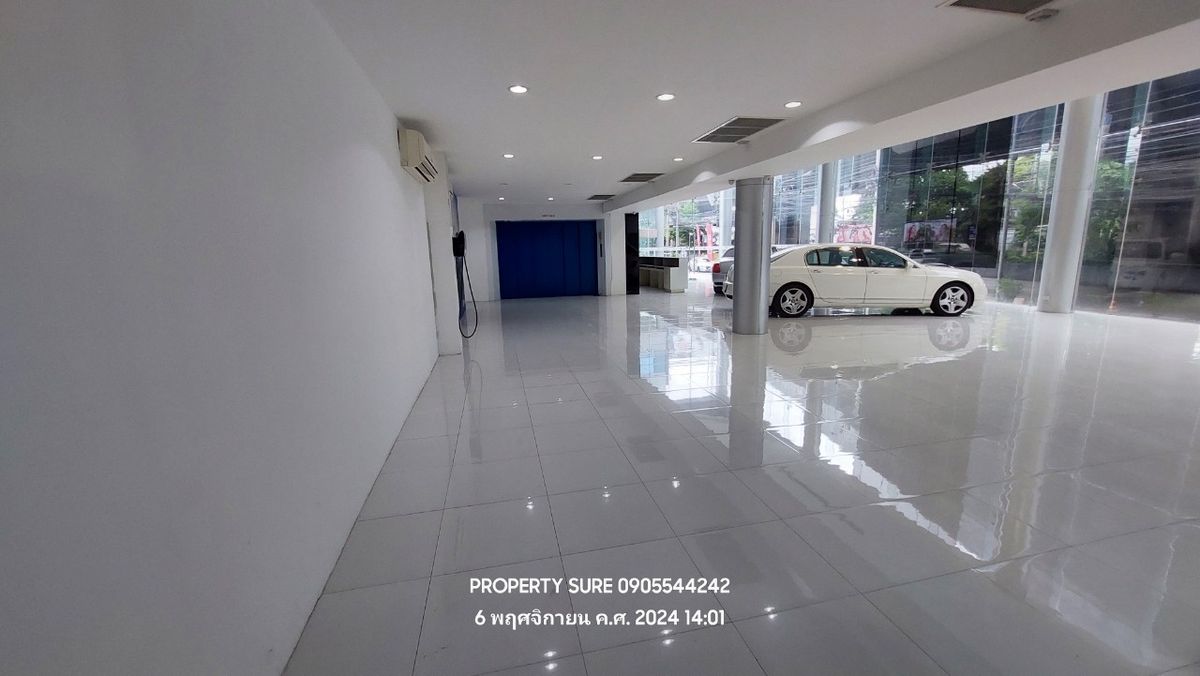 For RentShowroomRama9, Petchburi, RCA : Car showroom for rent with 3-storey office building, on Rama 9 Road, in the heart of Rama 9 business district.