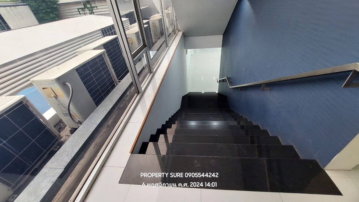 For RentShowroomRama9, Petchburi, RCA : Car showroom for rent with 3-storey office building, on Rama 9 Road, in the heart of Rama 9 business district.