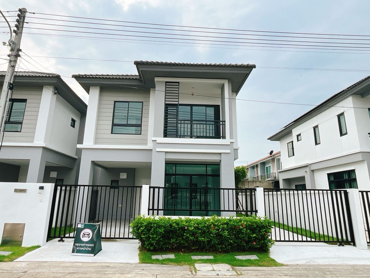 ขายบ้านปทุมธานี รังสิต ธรรมศาสตร์ : บ้านแฝดอิสระ (สไตล์บ้านเดี่ยว) พร้อมติดตั้งระบบโซล่า ตัวบ้านไม่ติดกันสามารถเดินรอบบ้านได้ ก่อสร้างด้วยอิฐมอญแดง วัสดุธรรมชาติ ช่วยให้บ้านเย็นและสามารถปรับเปลี่ยนฟังก์ชันตัวบ้านได้