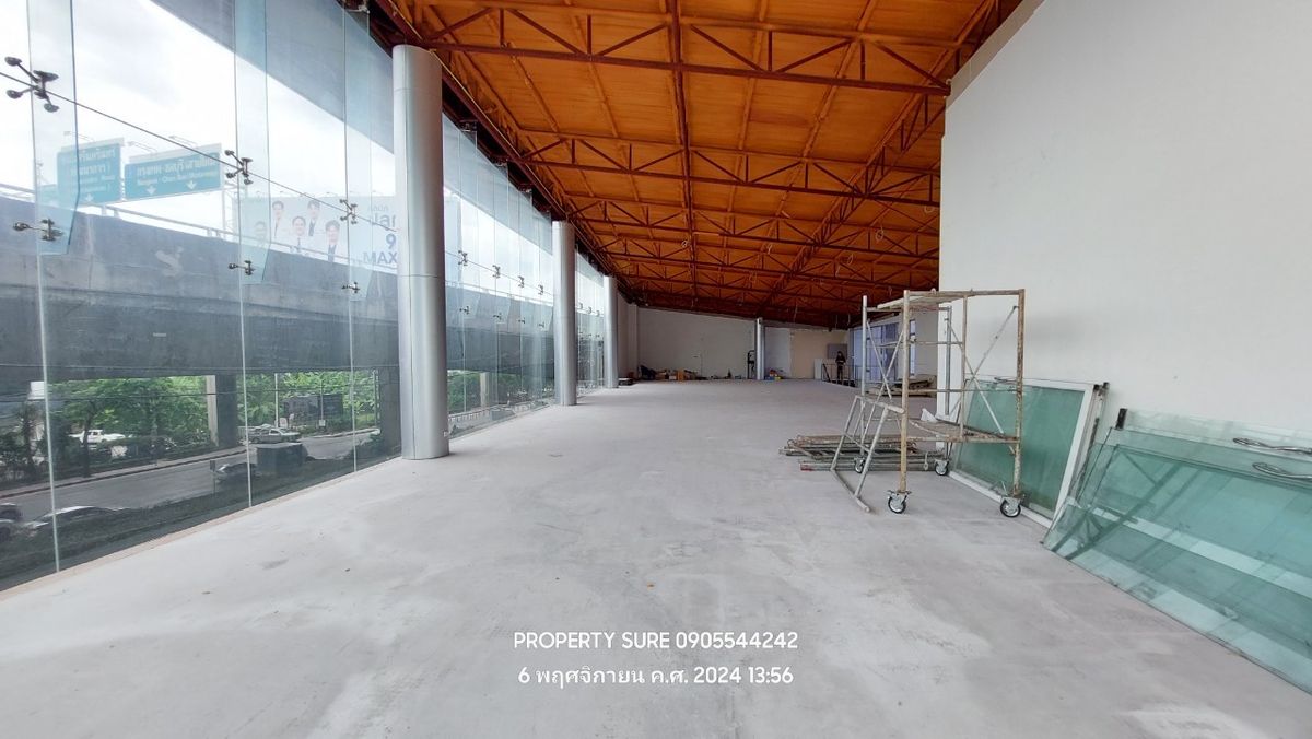 For RentShowroomRama9, Petchburi, RCA : Car showroom for rent with 3-storey office building, on Rama 9 Road, in the heart of Rama 9 business district.