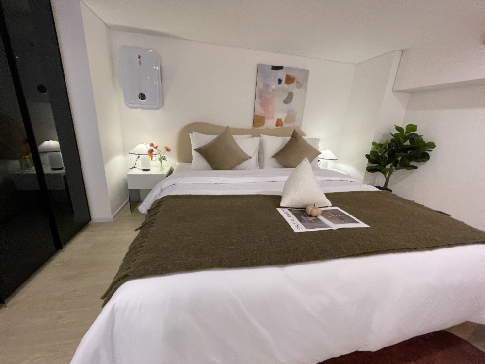 For SaleCondoRama9, Petchburi, RCA : Luxury condo for sale, Siamese Rama 9, large mixed-use project, 1 bedroom, 1 bathroom, usable area 27.50 sq m, high ceiling room, on Rama 9 Road, near the Orange Line.