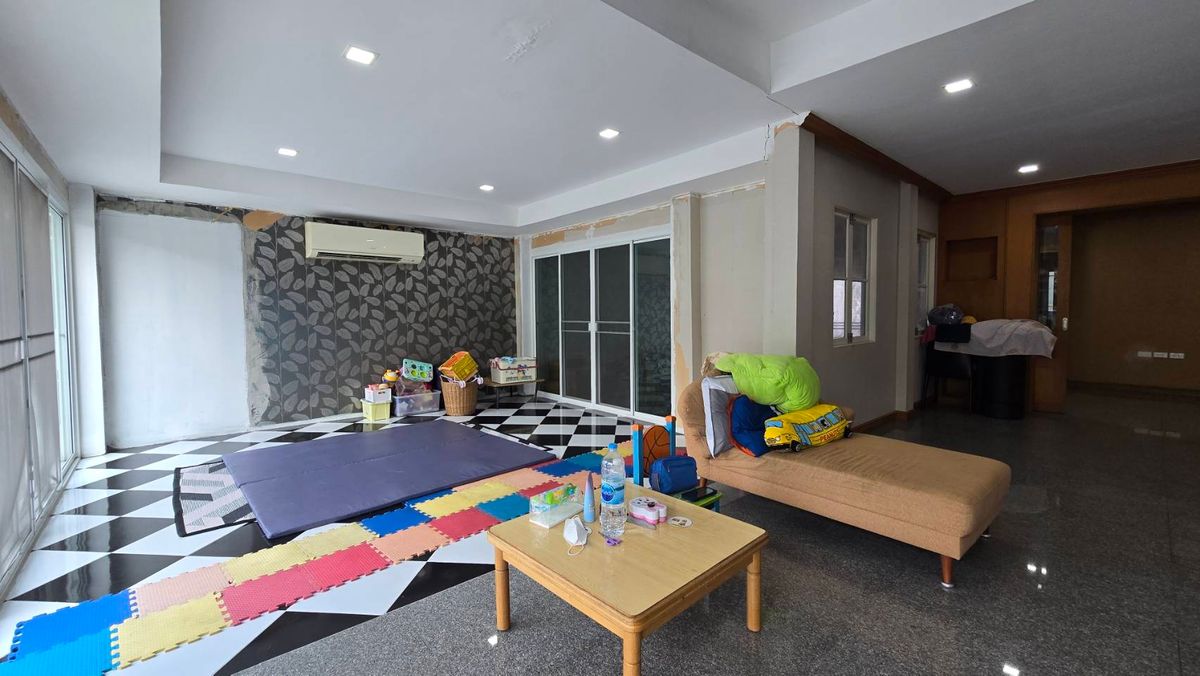 ขายบ้านเกษตรศาสตร์ รัชโยธิน : ขายบ้านเดี่ยว 2 ชั้น หมู่บ้านนันทวัน-วัชรพล  ถนนสุขาภิบาล 5 เขตบางเขน กรุงเทพมหานคร เนื้อที่ 91 ตารางวา พื้นที่ใช้สอย 220 ตารางเมตร 4 ห้องนอน 3 ห้องน้ำ
