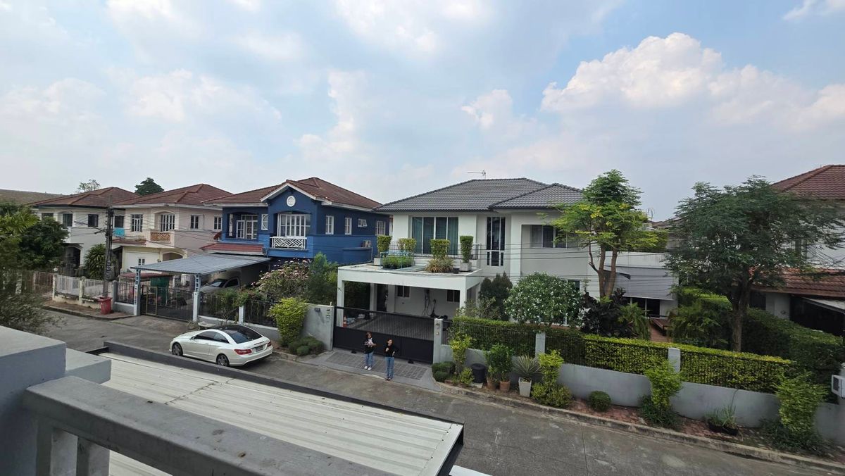 ขายบ้านเกษตรศาสตร์ รัชโยธิน : ขายบ้านเดี่ยว 2 ชั้น หมู่บ้านนันทวัน-วัชรพล  ถนนสุขาภิบาล 5 เขตบางเขน กรุงเทพมหานคร เนื้อที่ 91 ตารางวา พื้นที่ใช้สอย 220 ตารางเมตร 4 ห้องนอน 3 ห้องน้ำ