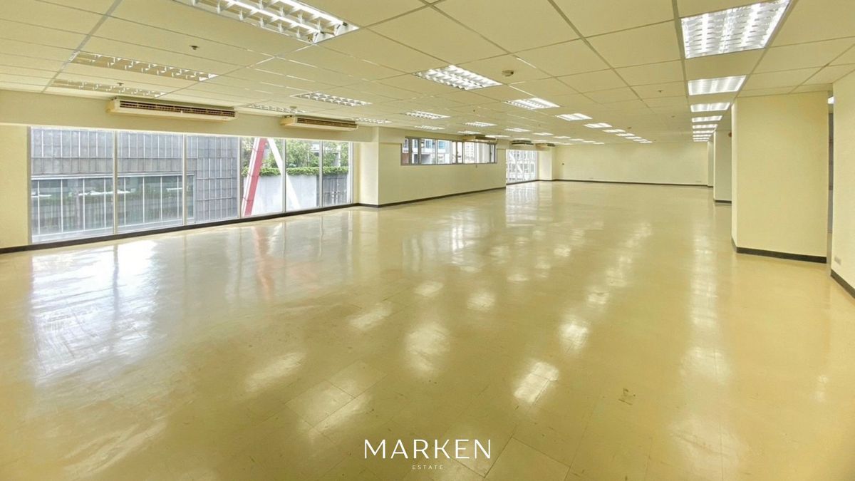 For RentOfficeSukhumvit, Asoke, Thonglor : For Rent: Commercial Space for Business or School in Heart of Sukhumvit, Ample Parking, Near BTS and MRT