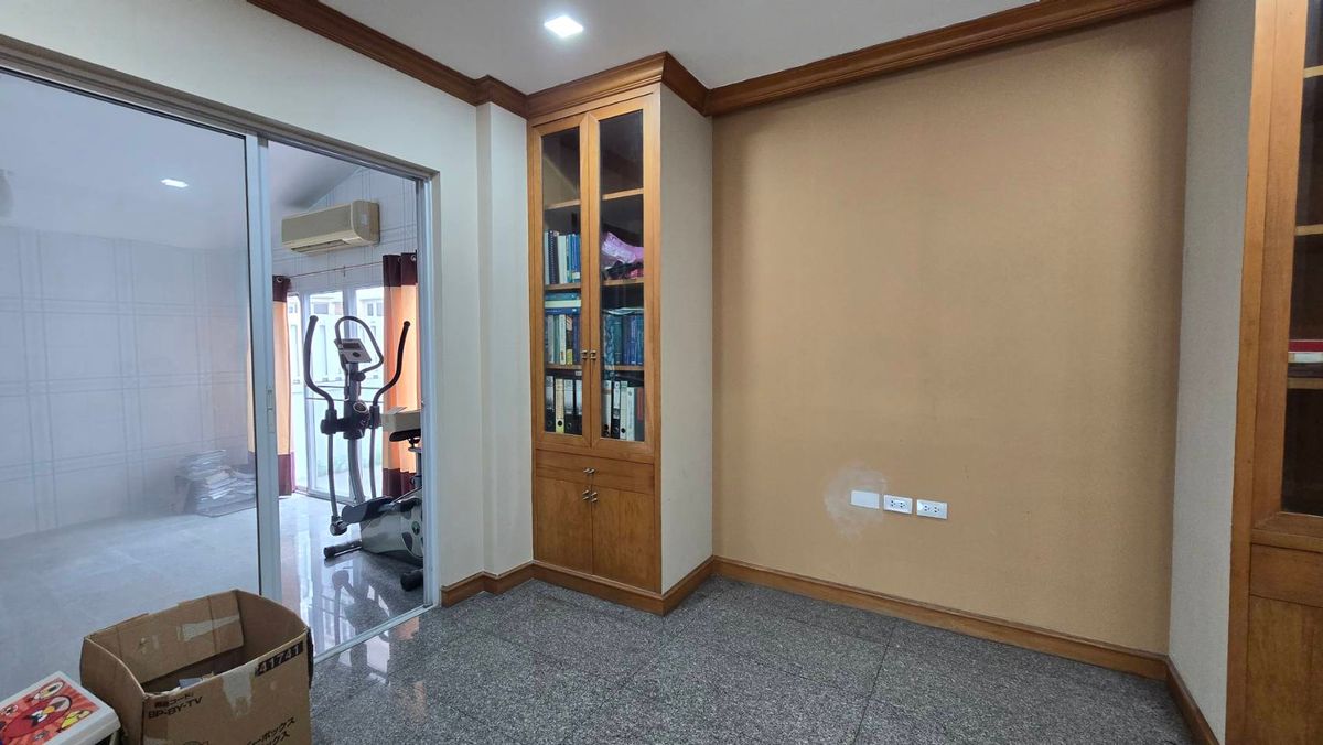 ขายบ้านเกษตรศาสตร์ รัชโยธิน : ขายบ้านเดี่ยว 2 ชั้น หมู่บ้านนันทวัน-วัชรพล  ถนนสุขาภิบาล 5 เขตบางเขน กรุงเทพมหานคร เนื้อที่ 91 ตารางวา พื้นที่ใช้สอย 220 ตารางเมตร 4 ห้องนอน 3 ห้องน้ำ