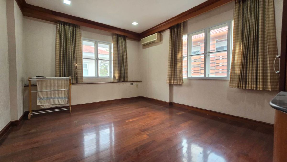 ขายบ้านเกษตรศาสตร์ รัชโยธิน : ขายบ้านเดี่ยว 2 ชั้น หมู่บ้านนันทวัน-วัชรพล  ถนนสุขาภิบาล 5 เขตบางเขน กรุงเทพมหานคร เนื้อที่ 91 ตารางวา พื้นที่ใช้สอย 220 ตารางเมตร 4 ห้องนอน 3 ห้องน้ำ