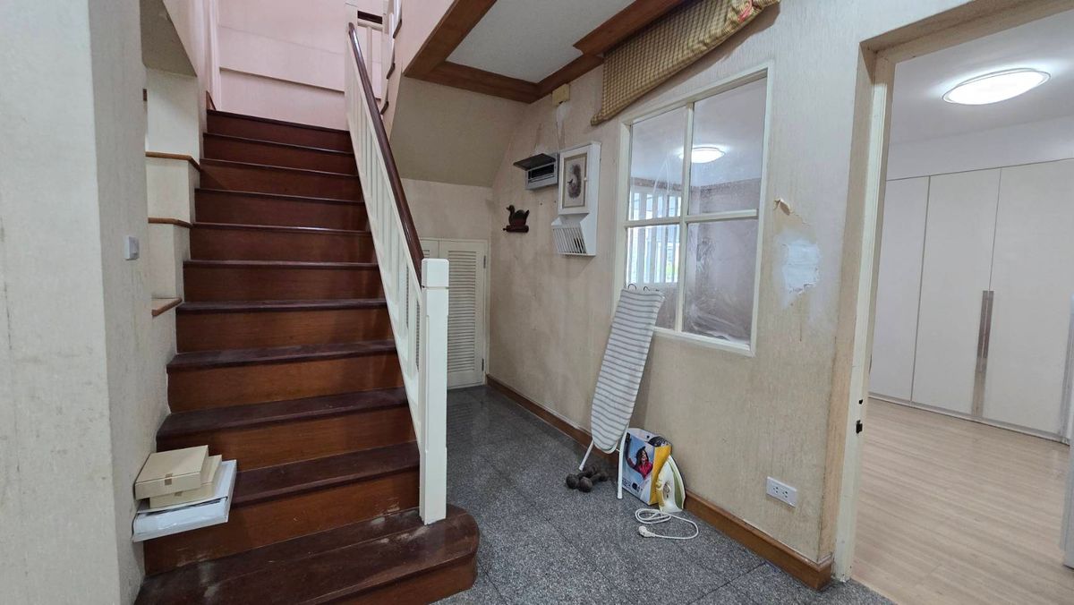 ขายบ้านเกษตรศาสตร์ รัชโยธิน : ขายบ้านเดี่ยว 2 ชั้น หมู่บ้านนันทวัน-วัชรพล  ถนนสุขาภิบาล 5 เขตบางเขน กรุงเทพมหานคร เนื้อที่ 91 ตารางวา พื้นที่ใช้สอย 220 ตารางเมตร 4 ห้องนอน 3 ห้องน้ำ