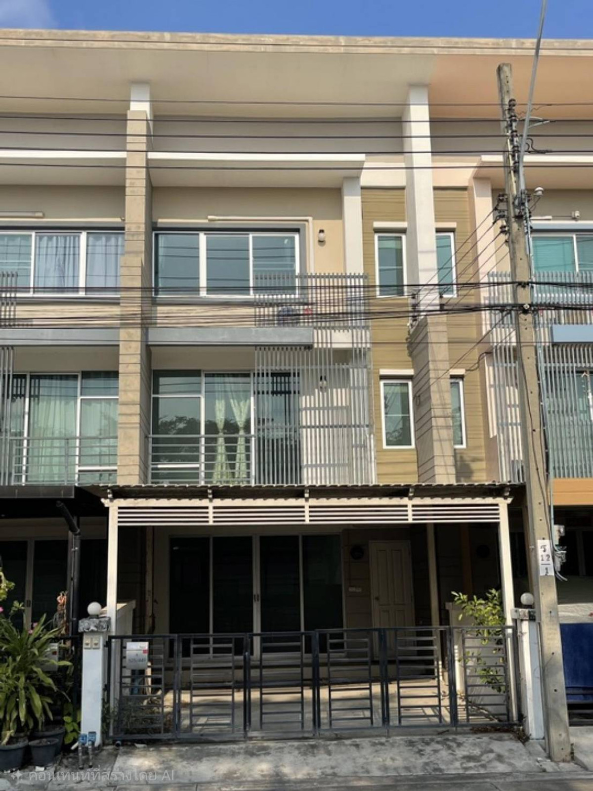 For RentHouseRathburana, Suksawat : Townhome for rent, Town Plus Pracha Uthit, near Big C Pracha Uthit, only 2 minutes away.