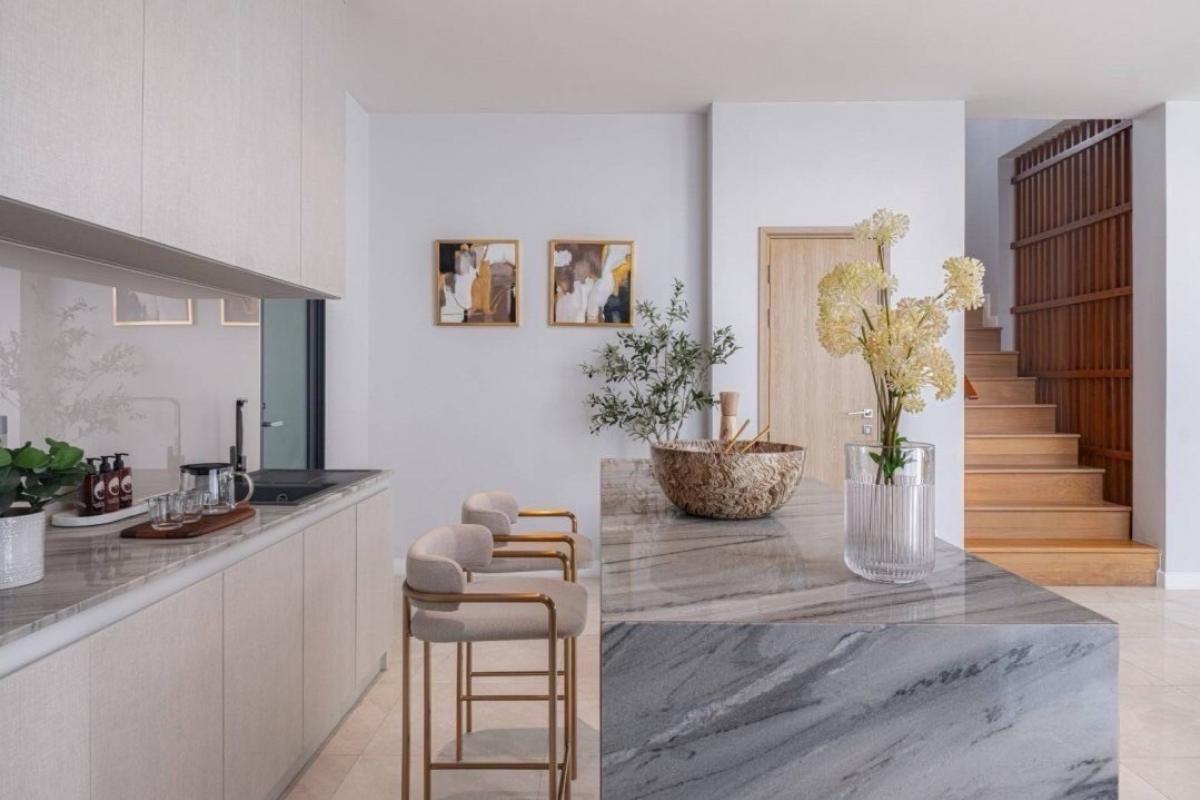 For SaleHouseOnnut, Udomsuk : Special price The Ava Residence Sukhumvit 77 size 620 square meters 5 bed 6 bath only 65 MB make an appointment to view 086-795-9997 Jimmy