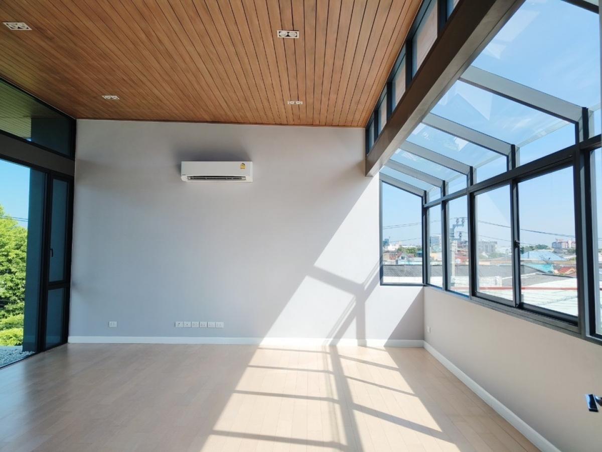 For SaleHouseOnnut, Udomsuk : Special price The Ava Residence Sukhumvit 77 size 620 square meters 5 bed 6 bath only 65 MB make an appointment to view 086-795-9997 Jimmy