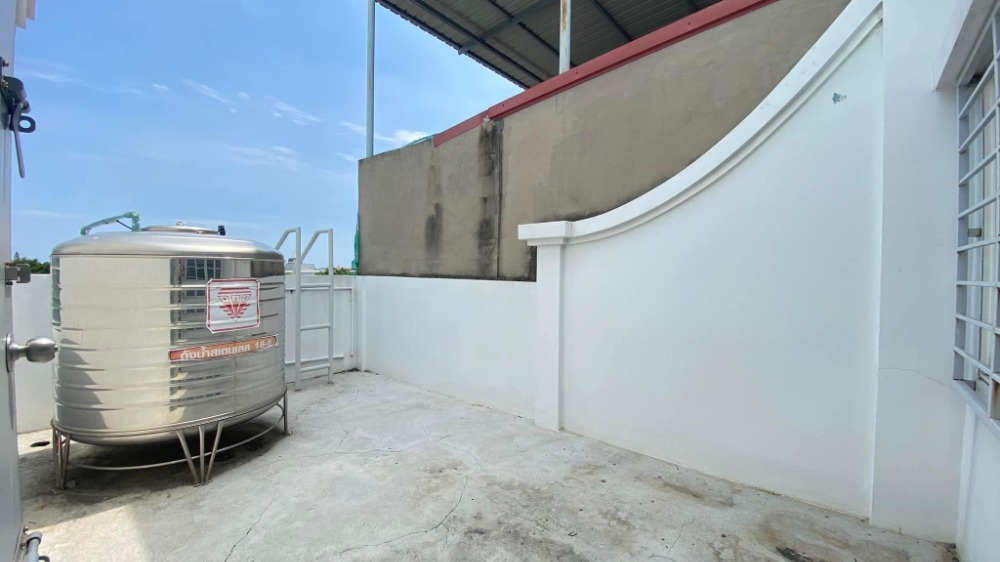 ให้เช่าอาคารพาณิชย์บางนา แบริ่ง ลาซาล : ให้เช่าอาคารพานิช 4 ชั้น 2 คูหาติดกัน ติดถนนใหญ่ บนถนนบางนาตราด ตรงข้ามกับสนามกอล์ฟเลควูด เนื้อที่รวม 51 ตารางวา