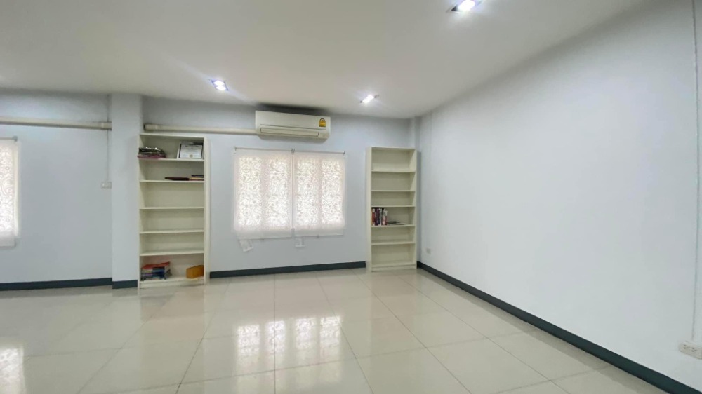 ให้เช่าอาคารพาณิชย์บางนา แบริ่ง ลาซาล : ให้เช่าอาคารพานิช 4 ชั้น 2 คูหาติดกัน ติดถนนใหญ่ บนถนนบางนาตราด ตรงข้ามกับสนามกอล์ฟเลควูด เนื้อที่รวม 51 ตารางวา