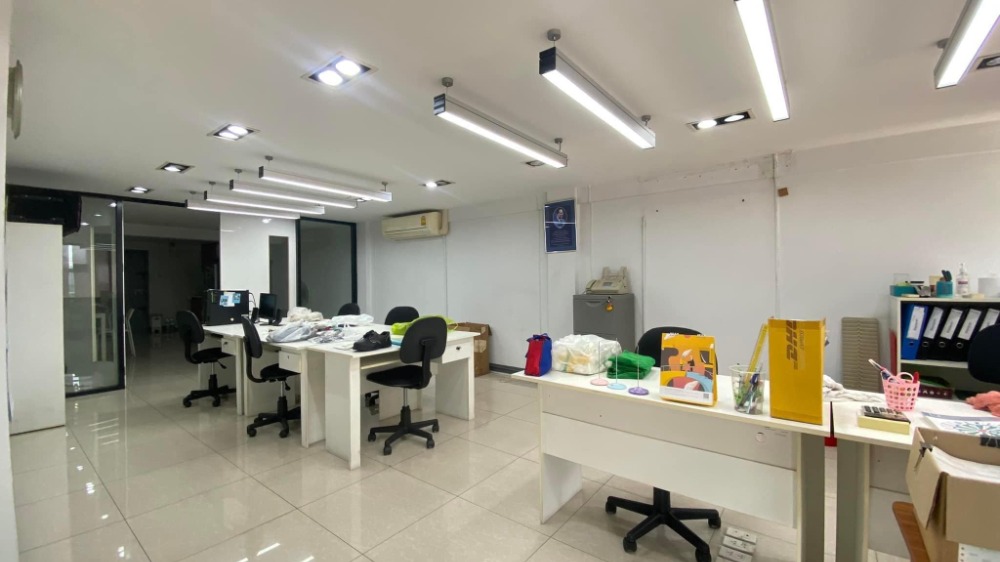 ให้เช่าอาคารพาณิชย์บางนา แบริ่ง ลาซาล : ให้เช่าอาคารพานิช 4 ชั้น 2 คูหาติดกัน ติดถนนใหญ่ บนถนนบางนาตราด ตรงข้ามกับสนามกอล์ฟเลควูด เนื้อที่รวม 51 ตารางวา