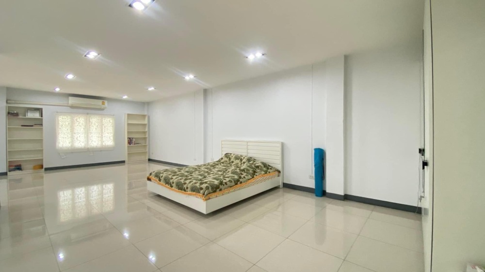 ให้เช่าอาคารพาณิชย์บางนา แบริ่ง ลาซาล : ให้เช่าอาคารพานิช 4 ชั้น 2 คูหาติดกัน ติดถนนใหญ่ บนถนนบางนาตราด ตรงข้ามกับสนามกอล์ฟเลควูด เนื้อที่รวม 51 ตารางวา