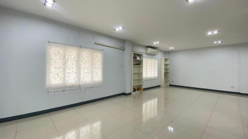 ให้เช่าอาคารพาณิชย์บางนา แบริ่ง ลาซาล : ให้เช่าอาคารพานิช 4 ชั้น 2 คูหาติดกัน ติดถนนใหญ่ บนถนนบางนาตราด ตรงข้ามกับสนามกอล์ฟเลควูด เนื้อที่รวม 51 ตารางวา