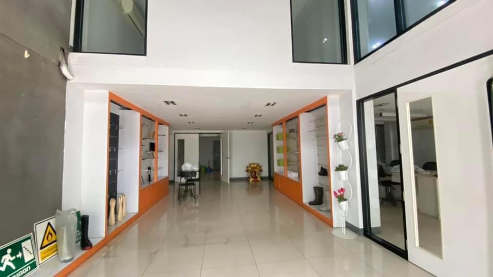 ให้เช่าอาคารพาณิชย์บางนา แบริ่ง ลาซาล : ให้เช่าอาคารพานิช 4 ชั้น 2 คูหาติดกัน ติดถนนใหญ่ บนถนนบางนาตราด ตรงข้ามกับสนามกอล์ฟเลควูด เนื้อที่รวม 51 ตารางวา