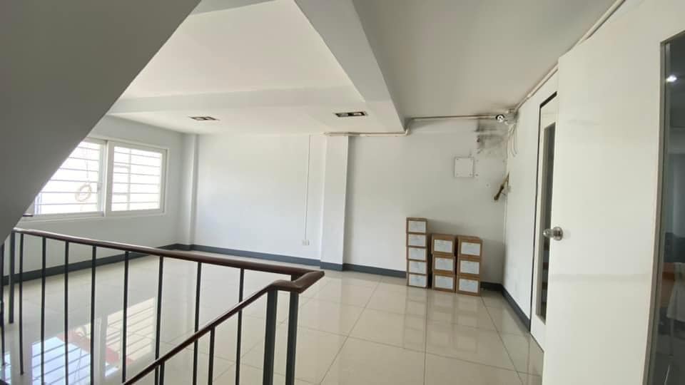 ให้เช่าอาคารพาณิชย์บางนา แบริ่ง ลาซาล : ให้เช่าอาคารพานิช 4 ชั้น 2 คูหาติดกัน ติดถนนใหญ่ บนถนนบางนาตราด ตรงข้ามกับสนามกอล์ฟเลควูด เนื้อที่รวม 51 ตารางวา