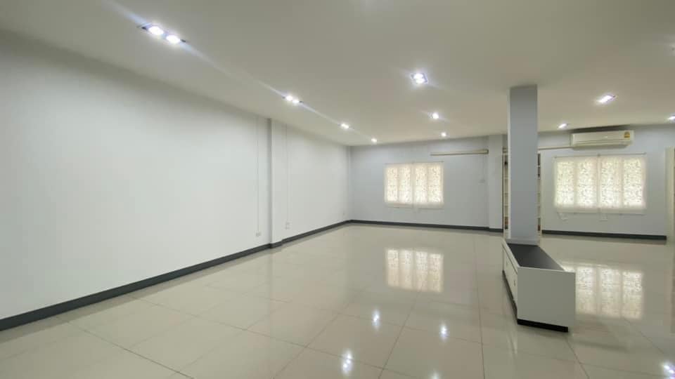 ให้เช่าอาคารพาณิชย์บางนา แบริ่ง ลาซาล : ให้เช่าอาคารพานิช 4 ชั้น 2 คูหาติดกัน ติดถนนใหญ่ บนถนนบางนาตราด ตรงข้ามกับสนามกอล์ฟเลควูด เนื้อที่รวม 51 ตารางวา