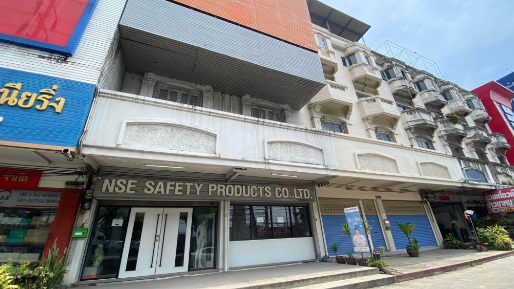 For RentShop HouseBangna, Bearing, Lasalle : For rent: 4-storey commercial building, 2 adjacent units, on the main road on Bangna-Trad Road, opposite Lakewood Golf Course, total area 51 square wah.