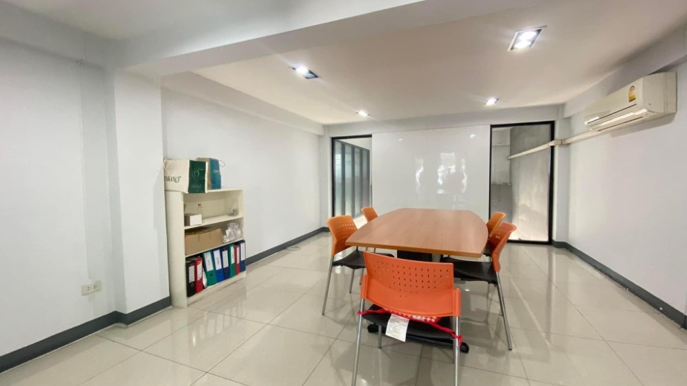 ให้เช่าอาคารพาณิชย์บางนา แบริ่ง ลาซาล : ให้เช่าอาคารพานิช 4 ชั้น 2 คูหาติดกัน ติดถนนใหญ่ บนถนนบางนาตราด ตรงข้ามกับสนามกอล์ฟเลควูด เนื้อที่รวม 51 ตารางวา