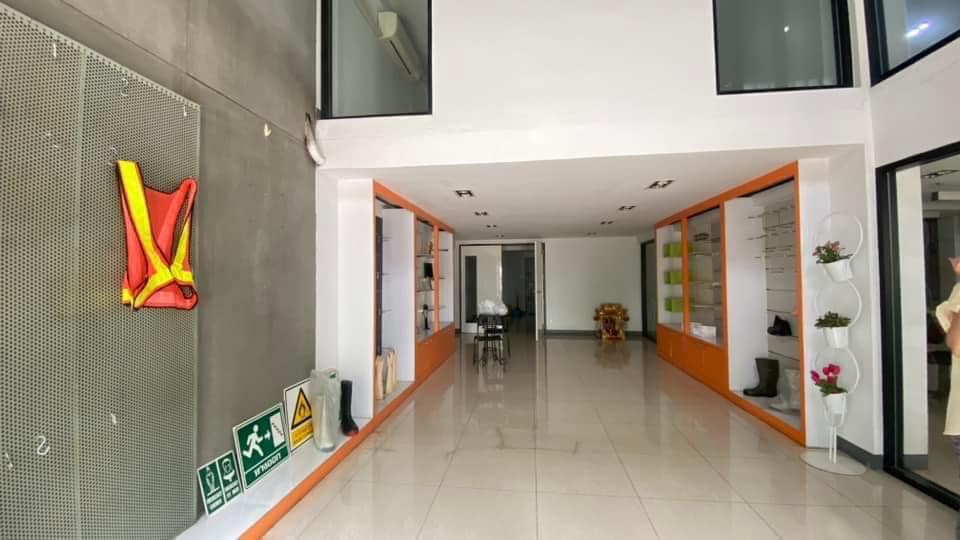 ให้เช่าอาคารพาณิชย์บางนา แบริ่ง ลาซาล : ให้เช่าอาคารพานิช 4 ชั้น 2 คูหาติดกัน ติดถนนใหญ่ บนถนนบางนาตราด ตรงข้ามกับสนามกอล์ฟเลควูด เนื้อที่รวม 51 ตารางวา