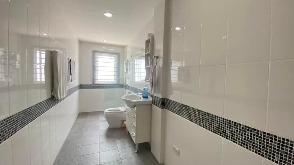 ให้เช่าอาคารพาณิชย์บางนา แบริ่ง ลาซาล : ให้เช่าอาคารพานิช 4 ชั้น 2 คูหาติดกัน ติดถนนใหญ่ บนถนนบางนาตราด ตรงข้ามกับสนามกอล์ฟเลควูด เนื้อที่รวม 51 ตารางวา