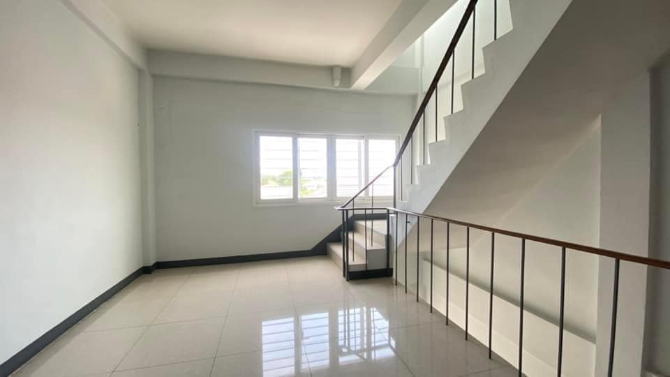 ให้เช่าอาคารพาณิชย์บางนา แบริ่ง ลาซาล : ให้เช่าอาคารพานิช 4 ชั้น 2 คูหาติดกัน ติดถนนใหญ่ บนถนนบางนาตราด ตรงข้ามกับสนามกอล์ฟเลควูด เนื้อที่รวม 51 ตารางวา