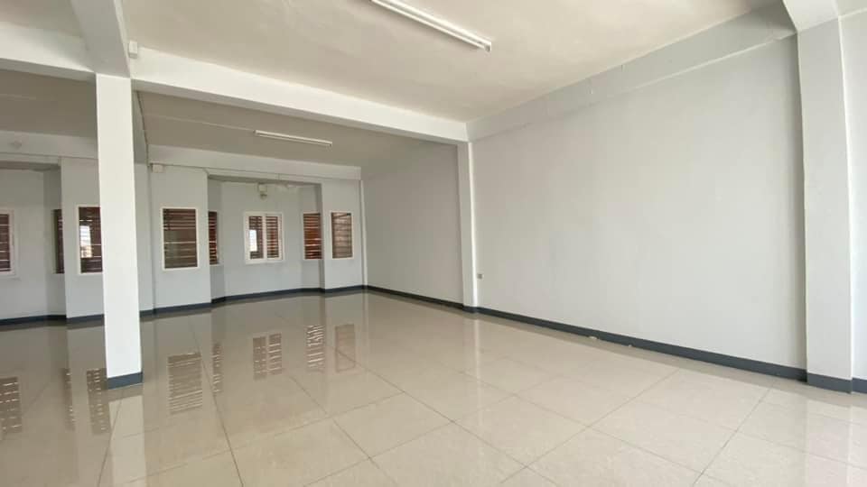 ให้เช่าอาคารพาณิชย์บางนา แบริ่ง ลาซาล : ให้เช่าอาคารพานิช 4 ชั้น 2 คูหาติดกัน ติดถนนใหญ่ บนถนนบางนาตราด ตรงข้ามกับสนามกอล์ฟเลควูด เนื้อที่รวม 51 ตารางวา