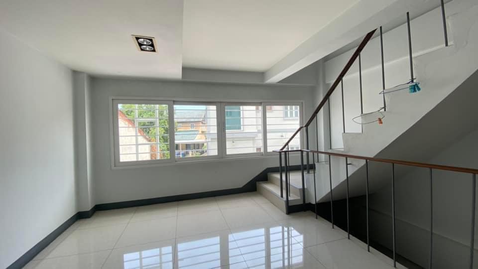 ให้เช่าอาคารพาณิชย์บางนา แบริ่ง ลาซาล : ให้เช่าอาคารพานิช 4 ชั้น 2 คูหาติดกัน ติดถนนใหญ่ บนถนนบางนาตราด ตรงข้ามกับสนามกอล์ฟเลควูด เนื้อที่รวม 51 ตารางวา