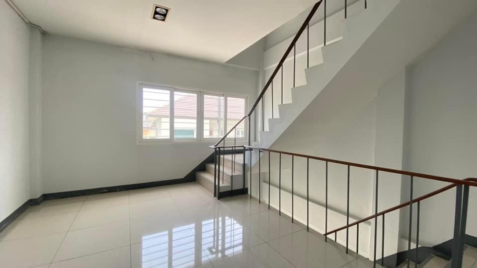 ให้เช่าอาคารพาณิชย์บางนา แบริ่ง ลาซาล : ให้เช่าอาคารพานิช 4 ชั้น 2 คูหาติดกัน ติดถนนใหญ่ บนถนนบางนาตราด ตรงข้ามกับสนามกอล์ฟเลควูด เนื้อที่รวม 51 ตารางวา