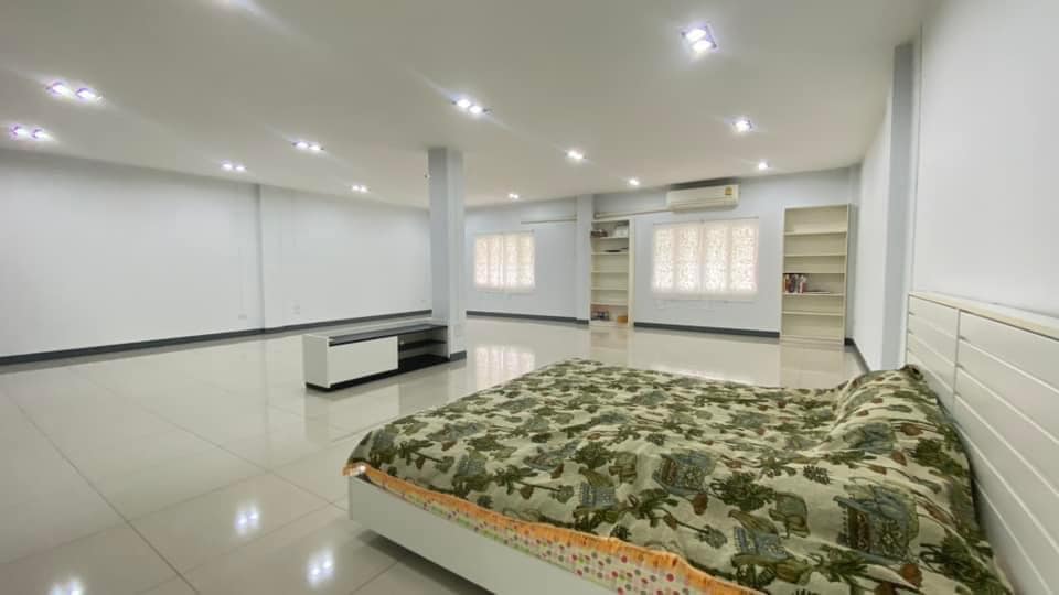 ให้เช่าอาคารพาณิชย์บางนา แบริ่ง ลาซาล : ให้เช่าอาคารพานิช 4 ชั้น 2 คูหาติดกัน ติดถนนใหญ่ บนถนนบางนาตราด ตรงข้ามกับสนามกอล์ฟเลควูด เนื้อที่รวม 51 ตารางวา