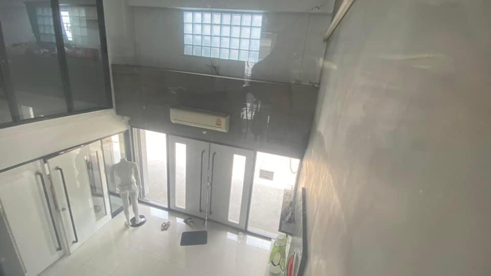 ให้เช่าอาคารพาณิชย์บางนา แบริ่ง ลาซาล : ให้เช่าอาคารพานิช 4 ชั้น 2 คูหาติดกัน ติดถนนใหญ่ บนถนนบางนาตราด ตรงข้ามกับสนามกอล์ฟเลควูด เนื้อที่รวม 51 ตารางวา