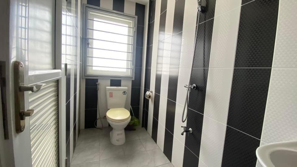 ให้เช่าอาคารพาณิชย์บางนา แบริ่ง ลาซาล : ให้เช่าอาคารพานิช 4 ชั้น 2 คูหาติดกัน ติดถนนใหญ่ บนถนนบางนาตราด ตรงข้ามกับสนามกอล์ฟเลควูด เนื้อที่รวม 51 ตารางวา