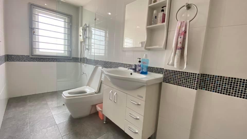 ให้เช่าอาคารพาณิชย์บางนา แบริ่ง ลาซาล : ให้เช่าอาคารพานิช 4 ชั้น 2 คูหาติดกัน ติดถนนใหญ่ บนถนนบางนาตราด ตรงข้ามกับสนามกอล์ฟเลควูด เนื้อที่รวม 51 ตารางวา