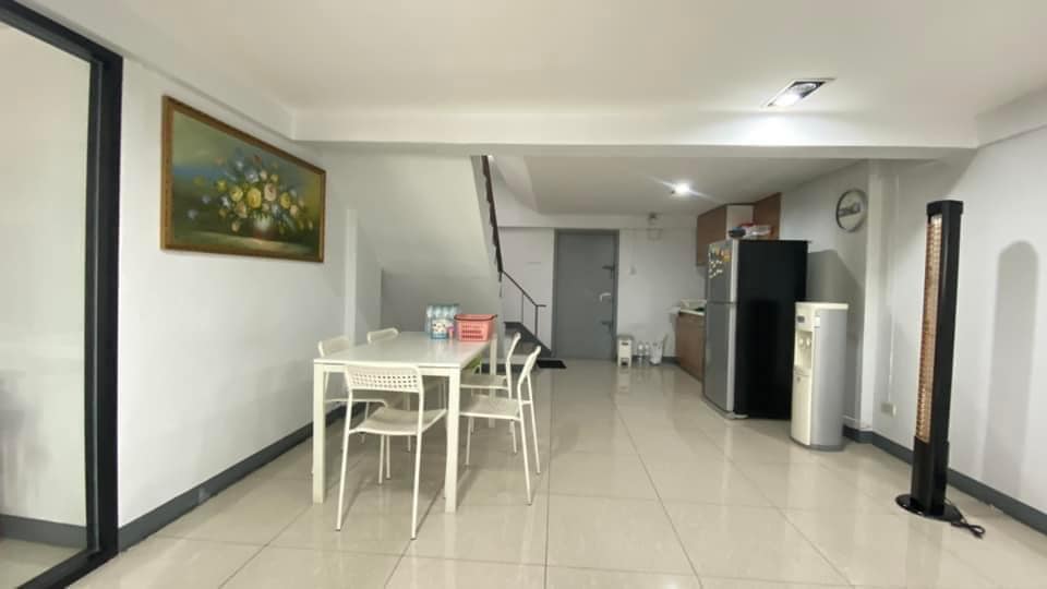 ให้เช่าอาคารพาณิชย์บางนา แบริ่ง ลาซาล : ให้เช่าอาคารพานิช 4 ชั้น 2 คูหาติดกัน ติดถนนใหญ่ บนถนนบางนาตราด ตรงข้ามกับสนามกอล์ฟเลควูด เนื้อที่รวม 51 ตารางวา