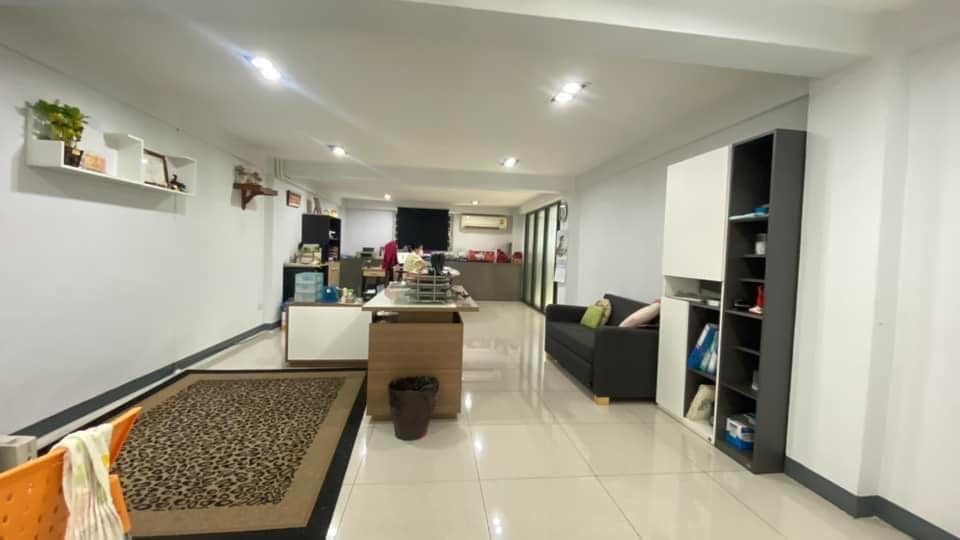 ให้เช่าอาคารพาณิชย์บางนา แบริ่ง ลาซาล : ให้เช่าอาคารพานิช 4 ชั้น 2 คูหาติดกัน ติดถนนใหญ่ บนถนนบางนาตราด ตรงข้ามกับสนามกอล์ฟเลควูด เนื้อที่รวม 51 ตารางวา