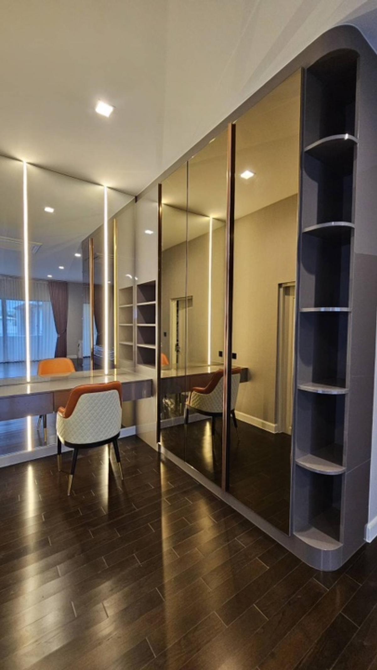 ขายบ้านลาดกระบัง สุวรรณภูมิ : ขายบ้าน grand bangkok boulevard ขนาด 447 Sq.m 4 bed 5 bath เพียง 42 MB ติดต่อ 086-795-9997 จิมมี่