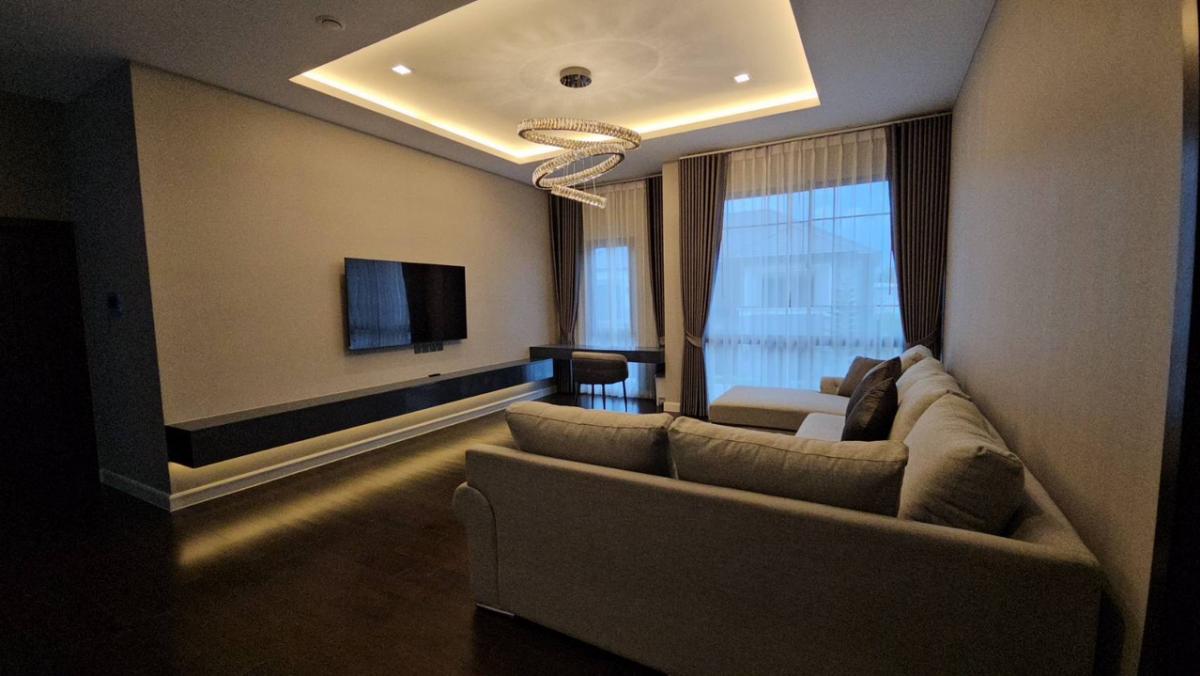 ขายบ้านลาดกระบัง สุวรรณภูมิ : ขายบ้าน grand bangkok boulevard ขนาด 447 Sq.m 4 bed 5 bath เพียง 42 MB ติดต่อ 086-795-9997 จิมมี่
