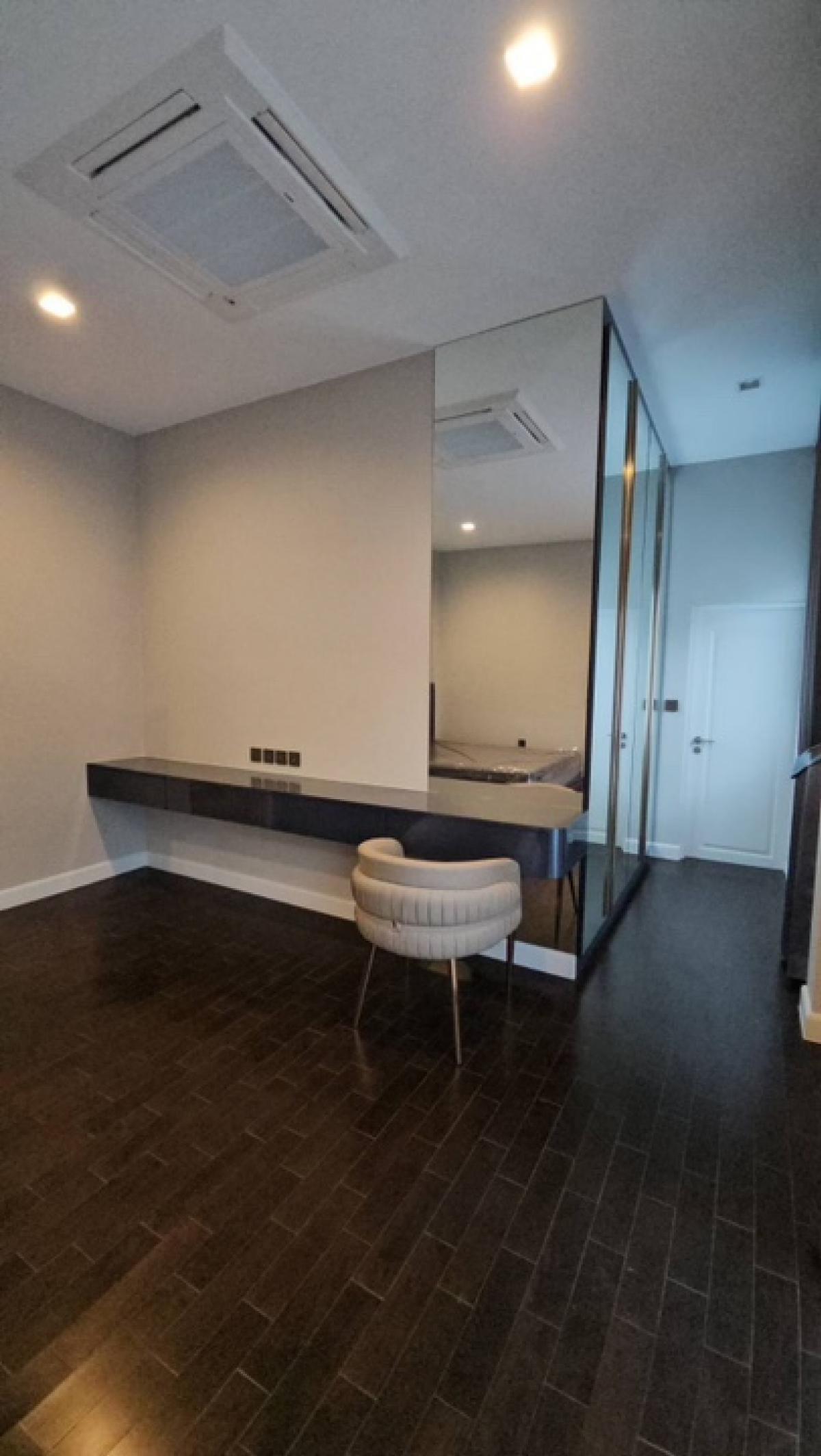 ขายบ้านลาดกระบัง สุวรรณภูมิ : ขายบ้าน grand bangkok boulevard ขนาด 447 Sq.m 4 bed 5 bath เพียง 42 MB ติดต่อ 086-795-9997 จิมมี่