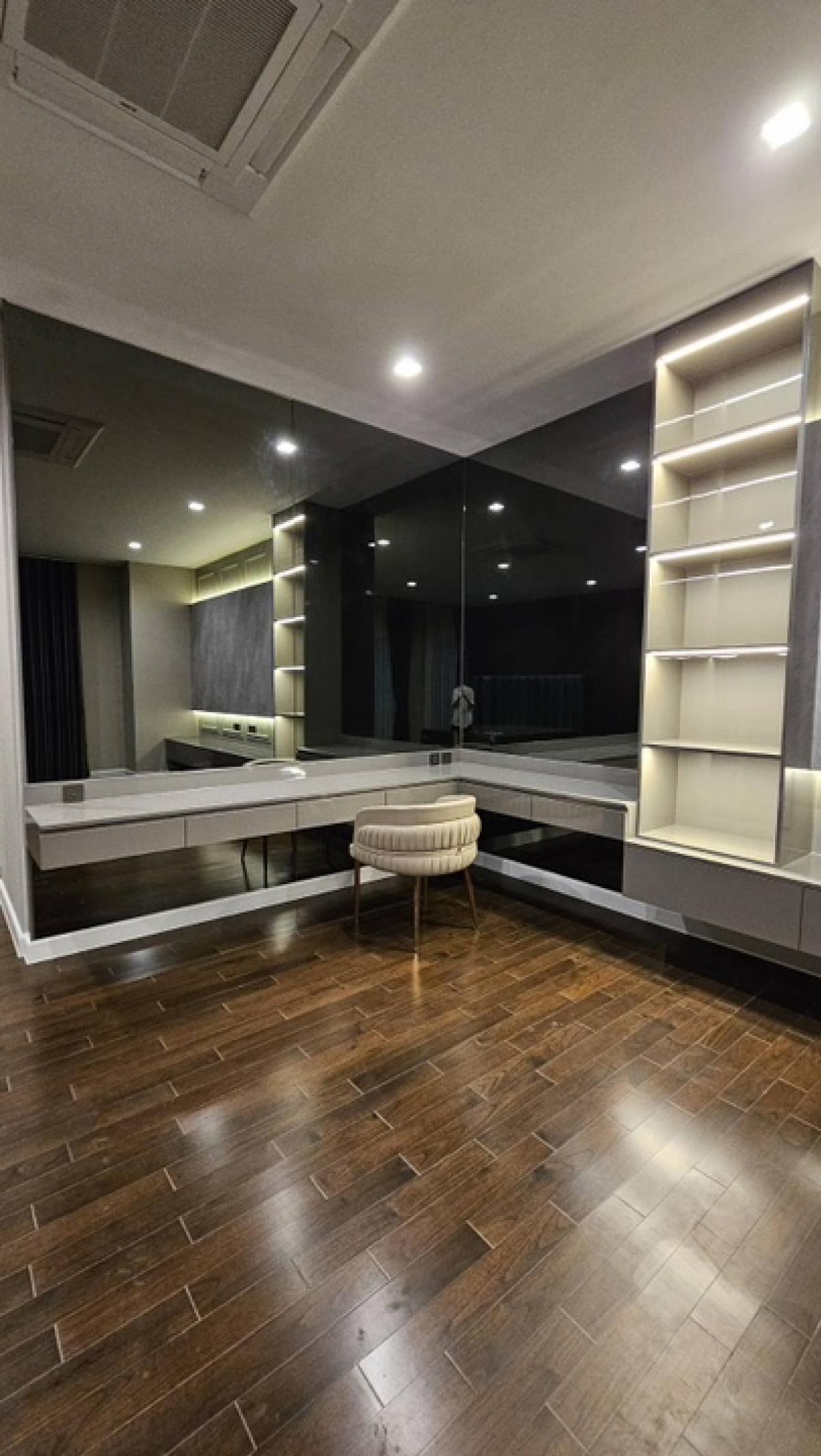 ขายบ้านลาดกระบัง สุวรรณภูมิ : ขายบ้าน grand bangkok boulevard ขนาด 447 Sq.m 4 bed 5 bath เพียง 42 MB ติดต่อ 086-795-9997 จิมมี่