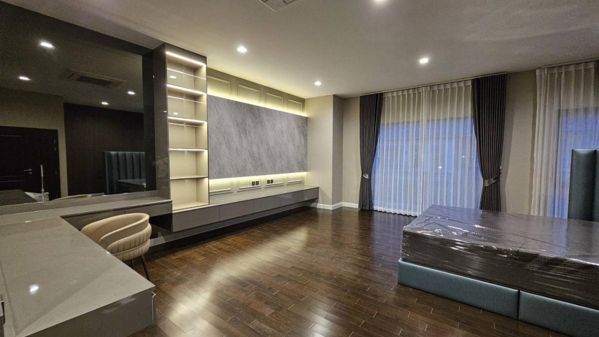 ขายบ้านลาดกระบัง สุวรรณภูมิ : ขายบ้าน grand bangkok boulevard ขนาด 447 Sq.m 4 bed 5 bath เพียง 42 MB ติดต่อ 086-795-9997 จิมมี่