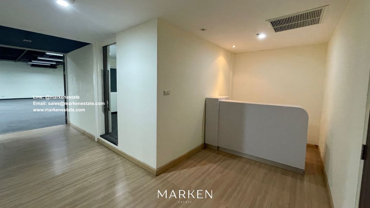 For RentOfficeSukhumvit, Asoke, Thonglor : For Rent: Commercial Space for Business or School in Heart of Sukhumvit, Ample Parking, Near BTS and MRT