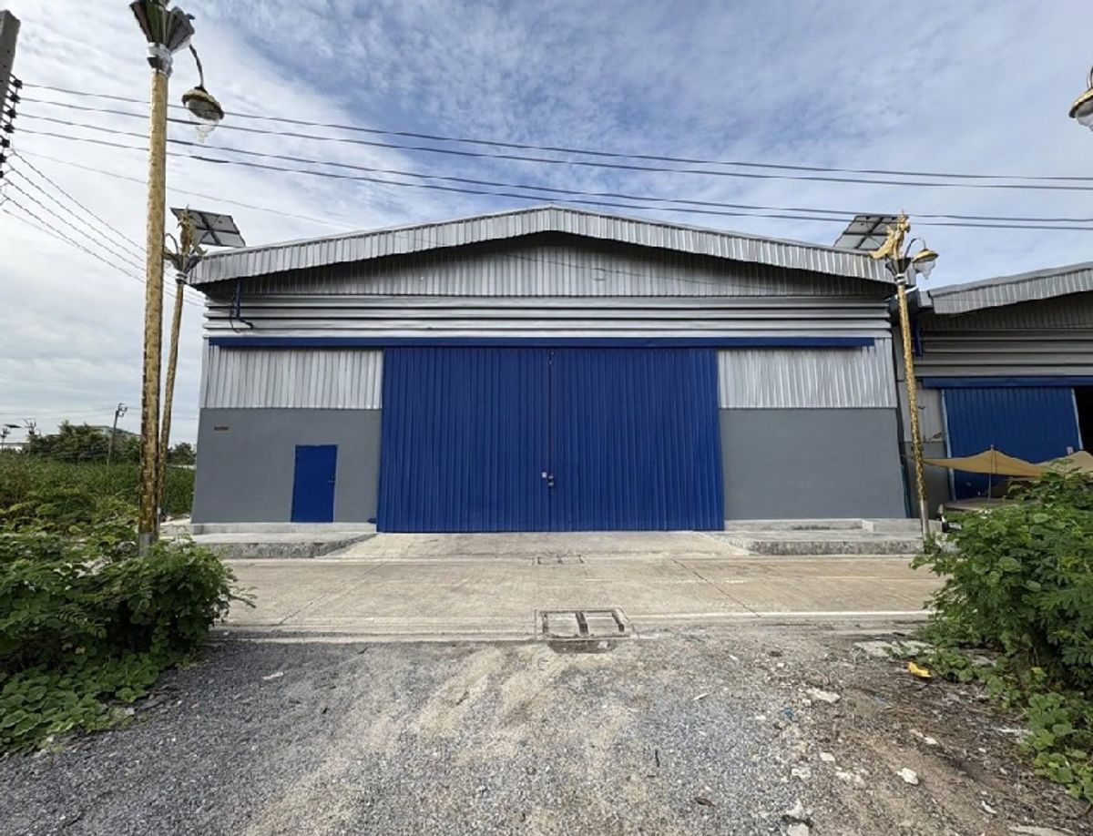 For RentWarehouseLadkrabang, Suwannaphum Airport : For Rent for rent, warehouse with a new office, 369 square meters of living space, Soi King Kaew, not deep into the alley. Near Suvarnabhumi Airport Short tract