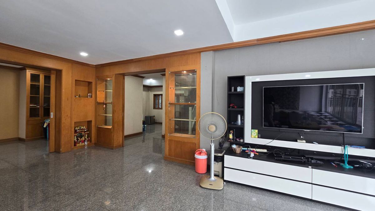 ขายบ้านเกษตรศาสตร์ รัชโยธิน : ขายบ้านเดี่ยว 2 ชั้น หมู่บ้านนันทวัน-วัชรพล  ถนนสุขาภิบาล 5 เขตบางเขน กรุงเทพมหานคร เนื้อที่ 91 ตารางวา พื้นที่ใช้สอย 220 ตารางเมตร 4 ห้องนอน 3 ห้องน้ำ