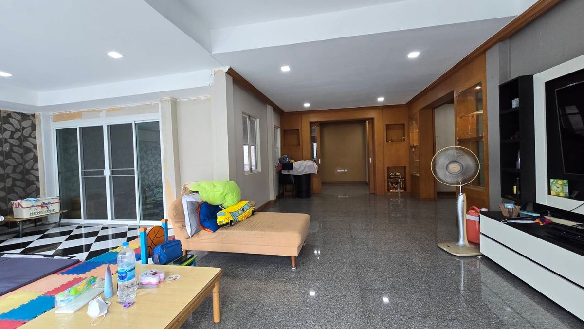 ขายบ้านเกษตรศาสตร์ รัชโยธิน : ขายบ้านเดี่ยว 2 ชั้น หมู่บ้านนันทวัน-วัชรพล  ถนนสุขาภิบาล 5 เขตบางเขน กรุงเทพมหานคร เนื้อที่ 91 ตารางวา พื้นที่ใช้สอย 220 ตารางเมตร 4 ห้องนอน 3 ห้องน้ำ